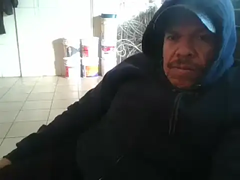 Snapshot of Oskr2024XXX chatting on 12/28/24, 10:44 Oskr2024XXX online show from 12/28/24, 10:44