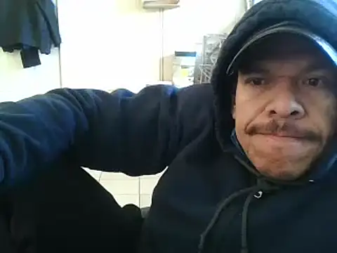 Snapshot of Oskr2024XXX chatting on 01/03/25, 08:11 Oskr2024XXX online show from 01/03/25, 08:11