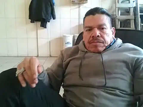 Snapshot of Oskr2024XXX chatting on 02/14/25, 08:15 Oskr2024XXX online show from 02/14/25, 08:15