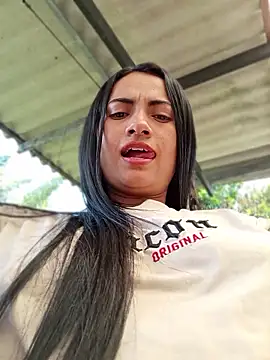 Snapshot of DaniellaGiraldo chatting on 05/18/26, 04:24 DaniellaGiraldo online show from 05/18/26, 04:24