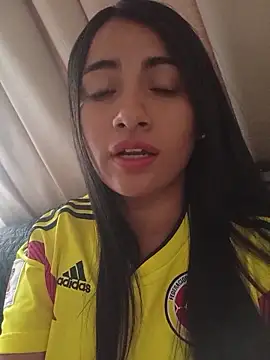 Snapshot of DaniellaGiraldo chatting on 06/17/26, 02:29 DaniellaGiraldo online show from 06/17/26, 02:29