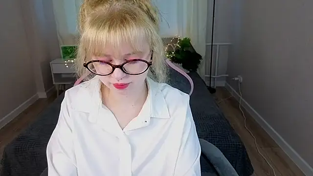 Snapshot of Helen_Carson chatting on 05/26/26, 12:06 Helen Carson online show from 05/26/26, 12:06