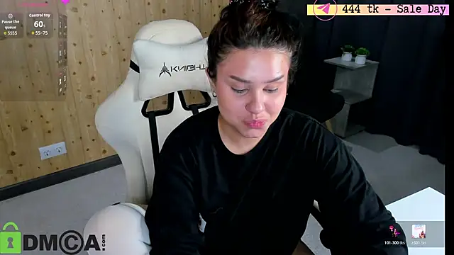 Snapshot of nicolewoss chatting on 06/20/26, 04:48 nicolewoss online show from 06/20/26, 04:48