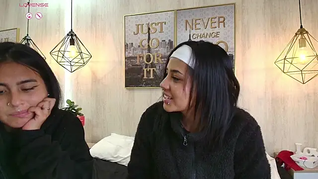 Serena and zoe online show from 04/29/26, 12:48