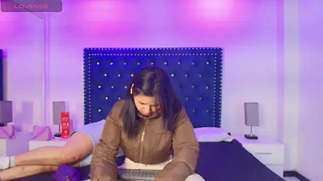 Serena and zoe online show from 05/05/26, 07:33