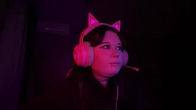 Snapshot of Alinalovelove chatting on 04/15/26, 05:09 Alinalovelove online show from 04/15/26, 05:09