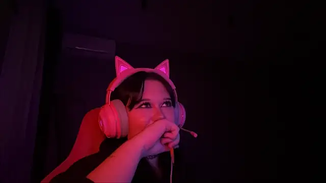 Snapshot of Alinalovelove chatting on 04/15/26, 07:58 Alinalovelove online show from 04/15/26, 07:58