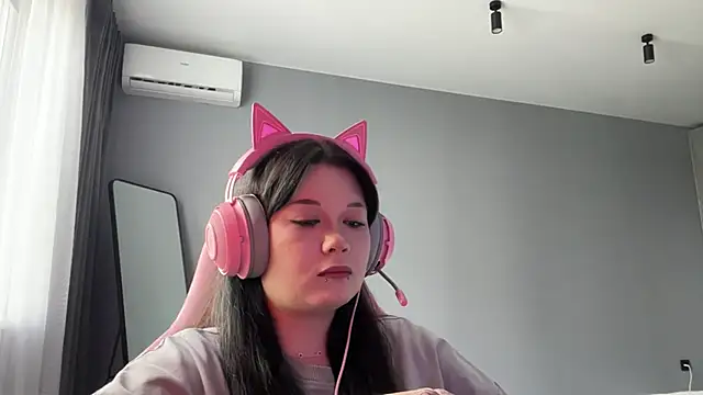 Snapshot of Alinalovelove chatting on 04/16/26, 01:34 Alinalovelove online show from 04/16/26, 01:34