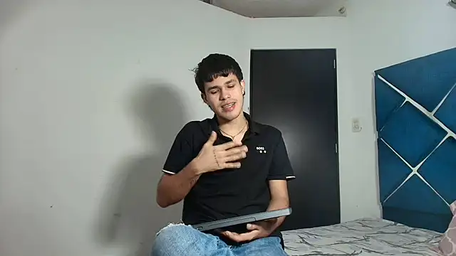 Snapshot of EdwinBoys chatting on 06/26/26, 01:04 EdwinBoys online show from 06/26/26, 01:04