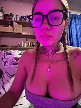 Snapshot of Violeta_queen1 chatting on 06/25/26, 03:28 Violeta queen1 online show from 06/25/26, 03:28