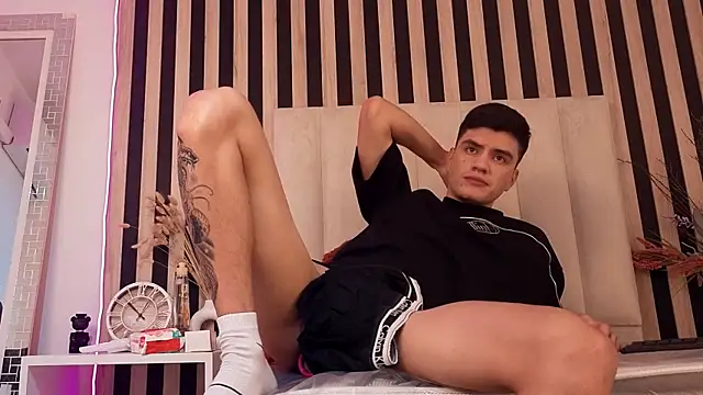 Snapshot of LeoTease chatting on 05/17/26, 04:36 LeoTease online show from 05/17/26, 04:36