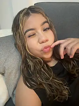 Snapshot of M1la_18 chatting on 06/25/26, 04:34 M1la 18 online show from 06/25/26, 04:34