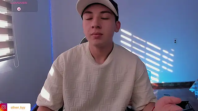 Snapshot of OLIVER_K chatting on 05/19/26, 09:43 OLIVER K online show from 05/19/26, 09:43