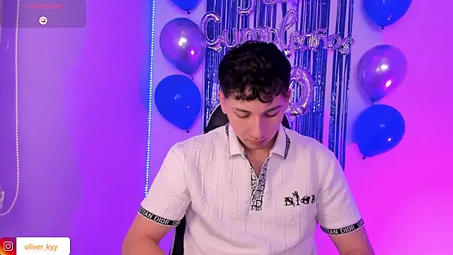 Snapshot of OLIVER_K chatting on 06/11/26, 12:32 OLIVER K online show from 06/11/26, 12:32