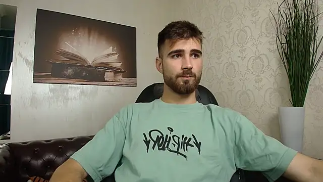 Snapshot of KyloEast chatting on 07/17/26, 04:30 KyloEast online show from 07/17/26, 04:30