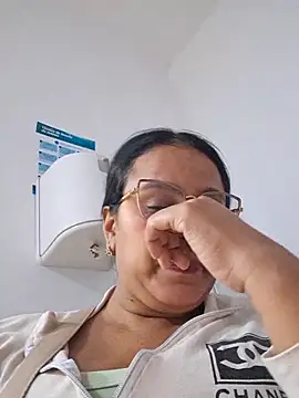 Snapshot of Samanta-42 chatting on 05/18/26, 03:24 Samanta-42 online show from 05/18/26, 03:24