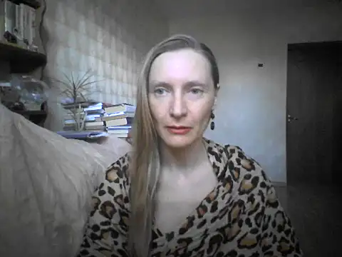 Snapshot of LunaBelle8 chatting on 04/28/26, 02:33 LunaBelle8 online show from 04/28/26, 02:33