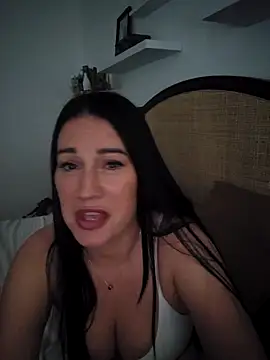 Snapshot of ashleyleeXX chatting on 04/27/26, 10:57 ashleyleeXX online show from 04/27/26, 10:57