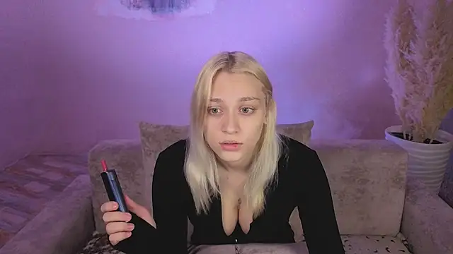 Snapshot of KaraLiin chatting on 05/29/26, 04:49 KaraLiin online show from 05/29/26, 04:49