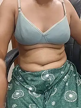 Snapshot of SEEMA_333 chatting on 04/19/26, 04:39 SEEMA 333 online show from 04/19/26, 04:39