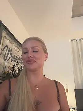 Snapshot of Karen_Luxe chatting on 04/28/26, 11:21 Karen Luxe online show from 04/28/26, 11:21