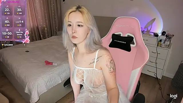 Snapshot of kitsuneari chatting on 04/20/26, 01:36 kitsuneari online show from 04/20/26, 01:36