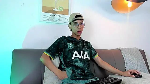Snapshot of dax_blaze chatting on 05/08/26, 12:43 dax blaze online show from 05/08/26, 12:43