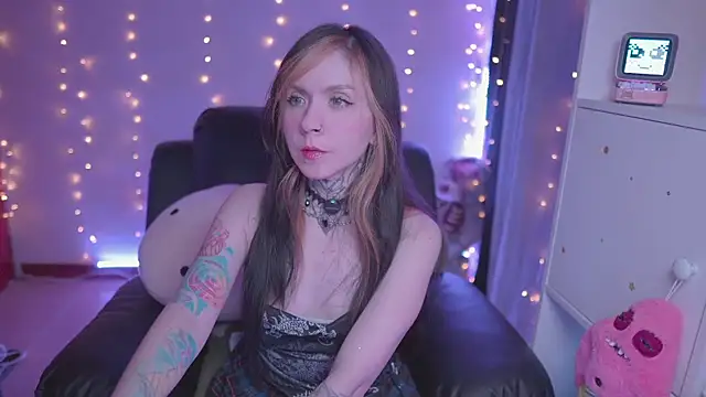 Snapshot of -VKatt chatting on 05/15/26, 03:02 -VKatt online show from 05/15/26, 03:02