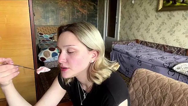 Snapshot of AlisiaStreitmatter chatting on 05/18/26, 11:05 AlisiaStreitmatter online show from 05/18/26, 11:05