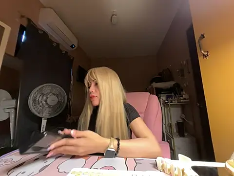 Snapshot of sweet_glam chatting on 05/15/26, 07:59 sweet glam online show from 05/15/26, 07:59