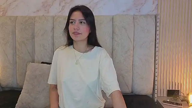 Snapshot of Alahia_Bloom chatting on 06/18/26, 11:58 Alahia Bloom online show from 06/18/26, 11:58