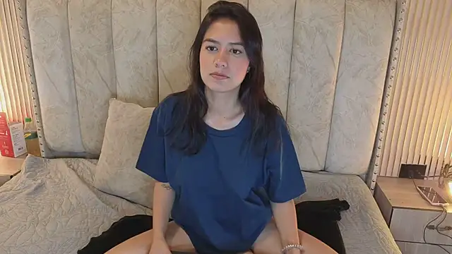 Snapshot of Alahia_Bloom chatting on 06/22/26, 12:02 Alahia Bloom online show from 06/22/26, 12:02