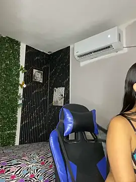 Snapshot of ValentinaLux_Oficiall chatting on 06/22/26, 06:27 ValentinaLux Oficiall online show from 06/22/26, 06:27