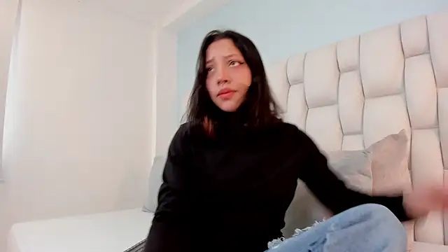 Snapshot of vayra_moon chatting on 06/03/26, 04:45 vayra moon online show from 06/03/26, 04:45