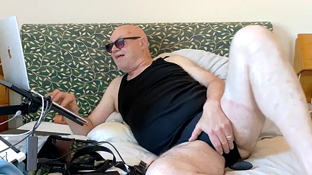 Snapshot of KinkCentral chatting on 06/10/26, 06:40 KinkCentral online show from 06/10/26, 06:40