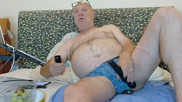 Snapshot of KinkCentral chatting on 07/22/26, 08:33 KinkCentral online show from 07/22/26, 08:33