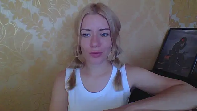 Snapshot of Softy_Aura_ chatting on 07/14/26, 01:39 Softy Aura online show from 07/14/26, 01:39