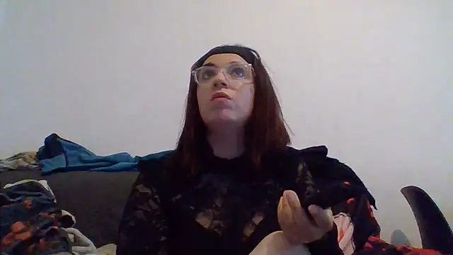 Snapshot of miss16 chatting on 05/18/26, 12:00 miss16 online show from 05/18/26, 12:00