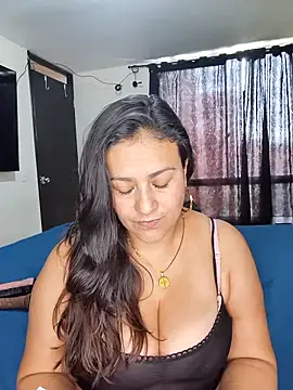 Snapshot of roxana_sexy_2026 chatting on 05/13/26, 05:21 roxana sexy 2026 online show from 05/13/26, 05:21