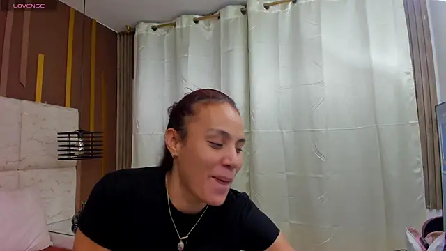 Snapshot of AlahiaEvanz chatting on 05/22/26, 02:30 AlahiaEvanz online show from 05/22/26, 02:30