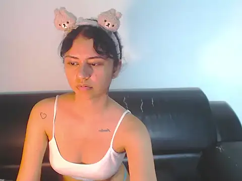 Snapshot of BellaLuxxs chatting on 05/16/26, 01:02 BellaLuxxs online show from 05/16/26, 01:02