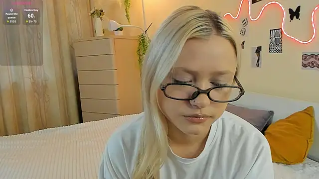 Snapshot of MidnightPoise chatting on 05/11/26, 05:24 MidnightPoise online show from 05/11/26, 05:24
