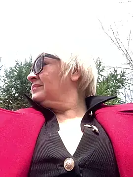 Laura Miillf online show from 04/30/26, 09:04