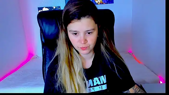 Snapshot of Natali_Secret chatting on 06/19/26, 11:03 Natali Secret online show from 06/19/26, 11:03