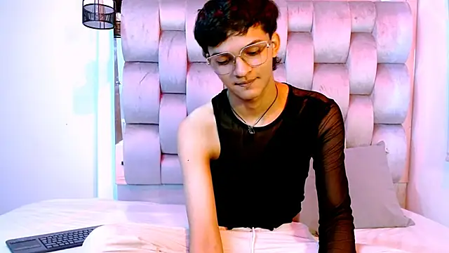 Snapshot of SahirCharm chatting on 06/20/26, 05:27 SahirCharm online show from 06/20/26, 05:27