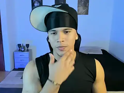 Snapshot of sant_wahlberg chatting on 07/22/26, 10:56 sant wahlberg online show from 07/22/26, 10:56