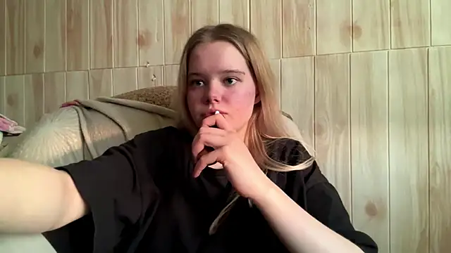 Snapshot of Malinwitch chatting on 06/15/26, 03:47 Malinwitch online show from 06/15/26, 03:47