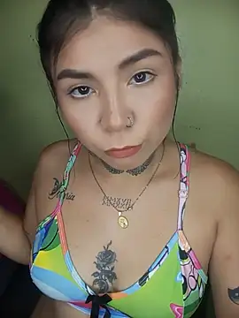 Snapshot of PequenaNena chatting on 05/17/26, 02:42 PequenaNena online show from 05/17/26, 02:42