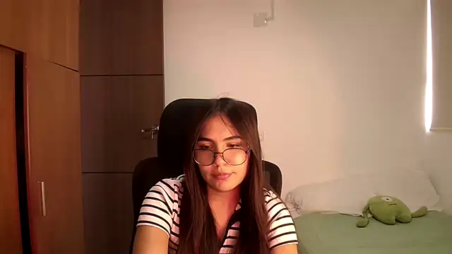 Snapshot of abbyyandmaxx chatting on 05/18/26, 04:57 abbyyandmaxx online show from 05/18/26, 04:57