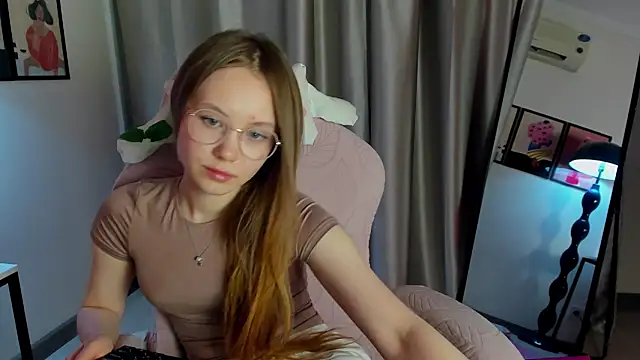 Snapshot of FloraLarsson chatting on 05/07/26, 03:50 FloraLarsson online show from 05/07/26, 03:50